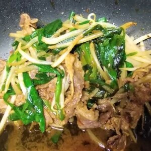 もりもり食べれる！簡単！！ニラ肉炒め♪